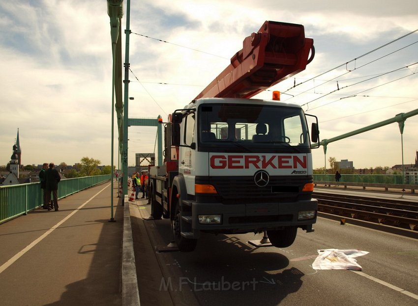 Arbeiter abgestuerzt vom PKW ueberfahren Koeln Muelheim Muelheimer Bruecke P25.JPG